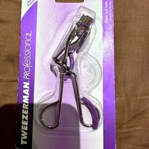 🎁 FREE GIFT WITH PURCHASE when you spend $20 or more! Tweezerman Eyelash Curler